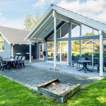 16 Person In Glesborg